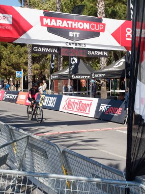 Cambrils Katalonya İspanya 04 / 21 / 2024 ikinci Marathoncup BTT Cambrils 'de. Nüfus için dağ bisikleti yarışı. Dağ bisikleti. Cambrils tatil şehri