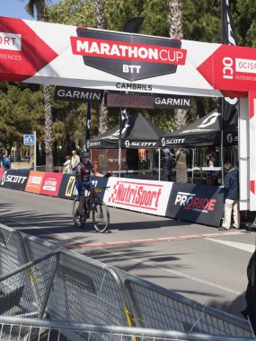 Cambrils Katalonya İspanya 04 / 21 / 2024 ikinci Marathoncup BTT Cambrils 'de. Nüfus için dağ bisikleti yarışı. Dağ bisikleti. Cambrils tatil şehri