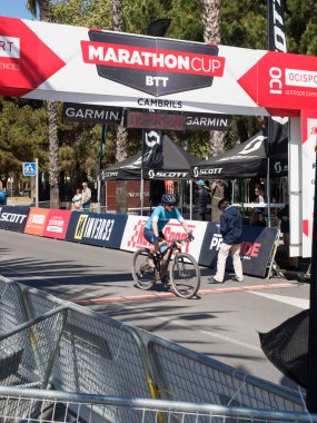 Cambrils Katalonya İspanya 04 / 21 / 2024 ikinci Marathoncup BTT Cambrils 'de. Nüfus için dağ bisikleti yarışı. Dağ bisikleti. Cambrils tatil şehri