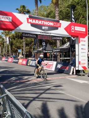 Cambrils Katalonya İspanya 04 / 21 / 2024 ikinci Marathoncup BTT Cambrils 'de. Nüfus için dağ bisikleti yarışı. Dağ bisikleti. Cambrils tatil şehri