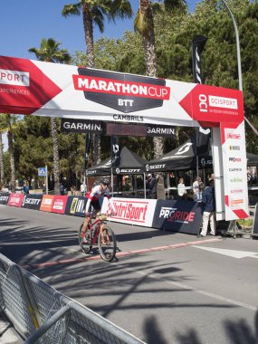 Cambrils Katalonya İspanya 04 / 21 / 2024 ikinci Marathoncup BTT Cambrils 'de. Nüfus için dağ bisikleti yarışı. Dağ bisikleti. Cambrils tatil şehri