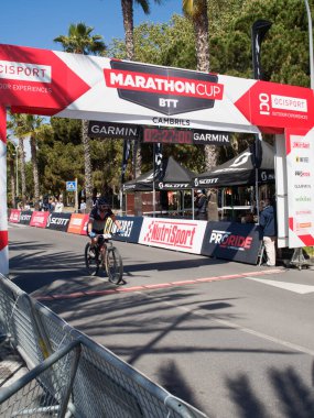 Cambrils Katalonya İspanya 04 / 21 / 2024 ikinci Marathoncup BTT Cambrils 'de. Nüfus için dağ bisikleti yarışı. Dağ bisikleti. Cambrils tatil şehri