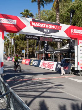 Cambrils Katalonya İspanya 04 / 21 / 2024 ikinci Marathoncup BTT Cambrils 'de. Nüfus için dağ bisikleti yarışı. Dağ bisikleti. Cambrils tatil şehri