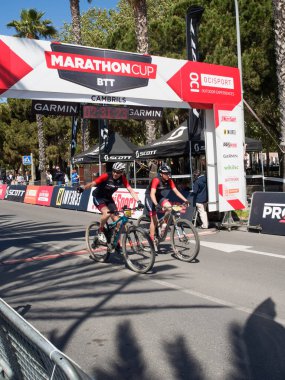 Cambrils Katalonya İspanya 04 / 21 / 2024 ikinci Marathoncup BTT Cambrils 'de. Nüfus için dağ bisikleti yarışı. Dağ bisikleti. Cambrils tatil şehri