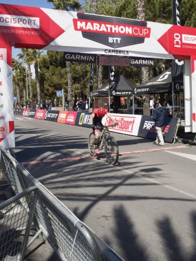 Cambrils Katalonya İspanya 04 / 21 / 2024 ikinci Marathoncup BTT Cambrils 'de. Nüfus için dağ bisikleti yarışı. Dağ bisikleti. Cambrils tatil şehri