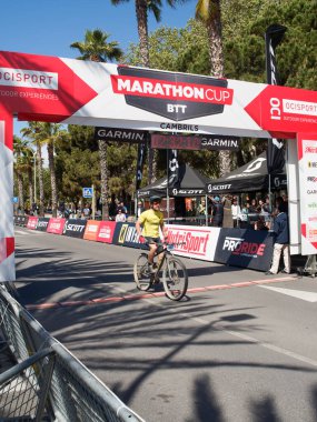 Cambrils Katalonya İspanya 04 / 21 / 2024 ikinci Marathoncup BTT Cambrils 'de. Nüfus için dağ bisikleti yarışı. Dağ bisikleti. Cambrils tatil şehri