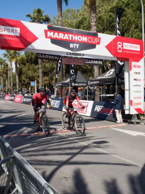 Cambrils Katalonya İspanya 04 / 21 / 2024 ikinci Marathoncup BTT Cambrils 'de. Nüfus için dağ bisikleti yarışı. Dağ bisikleti. Cambrils tatil şehri