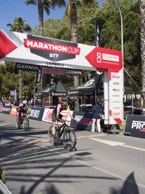 Cambrils Katalonya İspanya 04 / 21 / 2024 ikinci Marathoncup BTT Cambrils 'de. Nüfus için dağ bisikleti yarışı. Dağ bisikleti. Cambrils tatil şehri