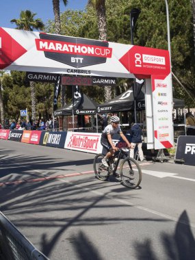 Cambrils Katalonya İspanya 04 / 21 / 2024 ikinci Marathoncup BTT Cambrils 'de. Nüfus için dağ bisikleti yarışı. Dağ bisikleti. Cambrils tatil şehri
