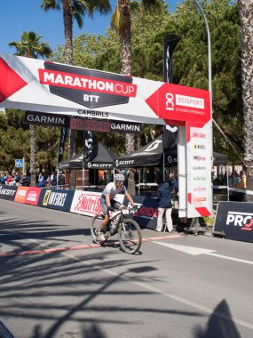Cambrils Katalonya İspanya 04 / 21 / 2024 ikinci Marathoncup BTT Cambrils 'de. Nüfus için dağ bisikleti yarışı. Dağ bisikleti. Cambrils tatil şehri