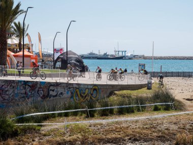 Cambrils Katalonya İspanya 04 / 21 / 2024 ikinci Marathoncup BTT Cambrils 'de. Nüfus için dağ bisikleti yarışı. Dağ bisikleti. Cambrils tatil şehri