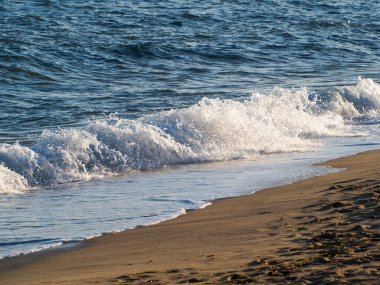 Deniz sahilinde dalgalar, sahile vuran deniz dalgaları.