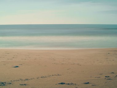 boş kumlu plaj ve deniz