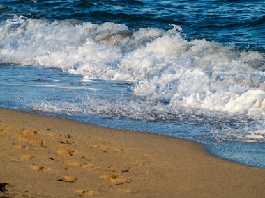 Deniz dalgaları kıyıda kırma.