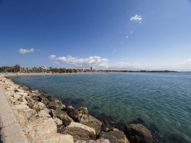 Bir sürü taşla deniz kıyısı manzarası