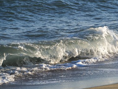 Deniz dalgaları kıyıda kırma.