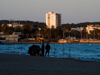 Akdeniz 'de gün batımı Kuzey İspanya' da, plajı ve insanları olan.