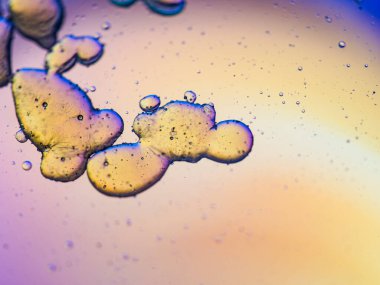 Yağ renkli bir yüzeye düşer