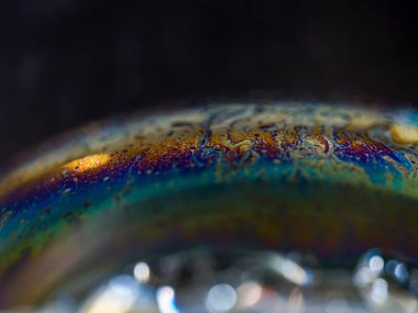 Siyah arka planda metal bir boru makrosu..