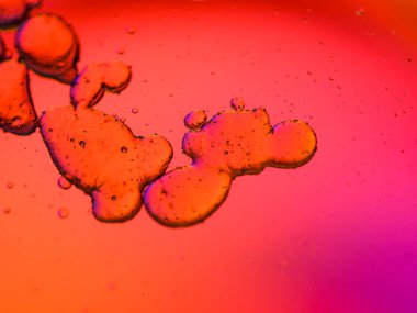 Renkli arka planda güzel renkli bir su damlasının makro fotoğrafı