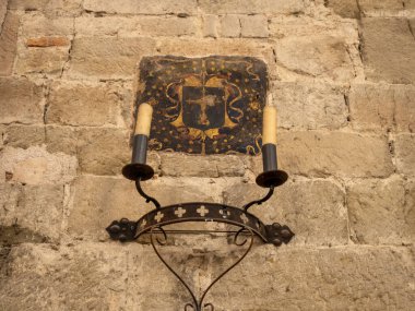 Toledo şehrinde ortaçağ tabelası olan eski taş duvar.