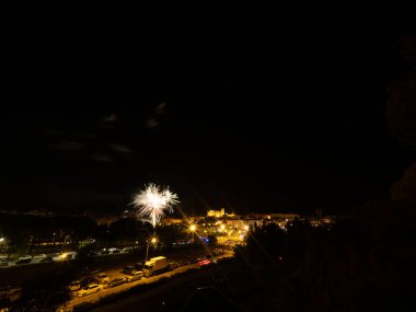 İspanya 'nın ortasında, havai fişeklerle dolu bir gece şehri. San Lorenzo Huesca şenlikleri