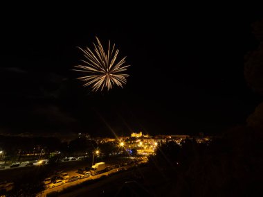 İspanya 'nın ortasında, havai fişeklerle dolu bir gece şehri. San Lorenzo Huesca şenlikleri