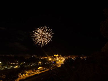 İspanya 'nın ortasında, havai fişeklerle dolu bir gece şehri. San Lorenzo Huesca şenlikleri