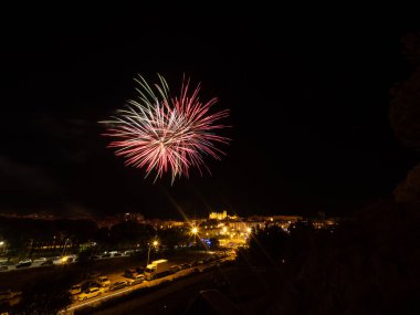İspanya 'nın ortasında, havai fişeklerle dolu bir gece şehri. San Lorenzo Huesca şenlikleri