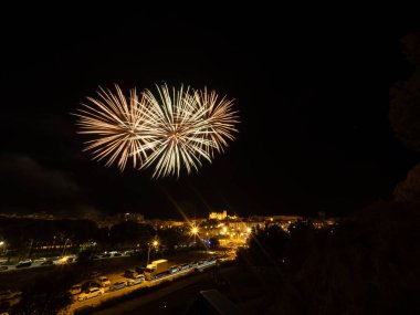 İspanya 'nın ortasında, havai fişeklerle dolu bir gece şehri. San Lorenzo Huesca şenlikleri