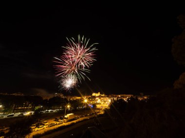 İspanya 'nın ortasında, havai fişeklerle dolu bir gece şehri. San Lorenzo Huesca şenlikleri