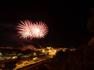 İspanya 'nın ortasında, havai fişeklerle dolu bir gece şehri. San Lorenzo Huesca şenlikleri