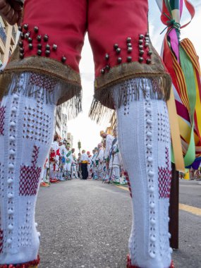 Huesca dansçılarının San Lorenzo 'daki azize şenliklerinde dansları. bölgesel danslar.