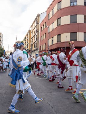 Huesca dansçılarının San Lorenzo 'daki azize şenliklerinde dansları. bölgesel danslar.