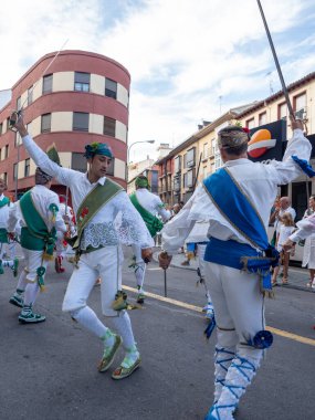 Huesca dansçılarının San Lorenzo 'daki azize şenliklerinde dansları. bölgesel danslar.