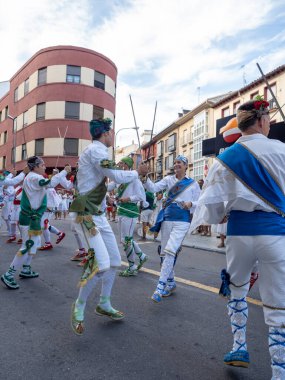 Huesca dansçılarının San Lorenzo 'daki azize şenliklerinde dansları. bölgesel danslar.