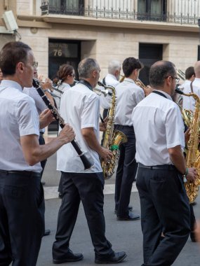 Müzisyen grubunun müzisyeni yaz festivallerinde eski Huesca şehrinin sokaklarında..