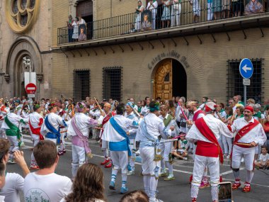 Huesca dansçılarının San Lorenzo 'daki azize şenliklerinde dansları. bölgesel danslar.