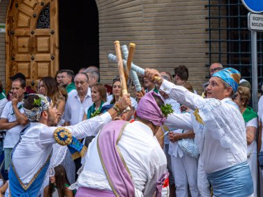 Huesca dansçılarının San Lorenzo 'daki azize şenliklerinde dansları. bölgesel danslar.