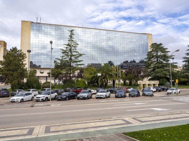 Huesca San Jorge Hastanesi binası. Aynalar inşa ediliyor.