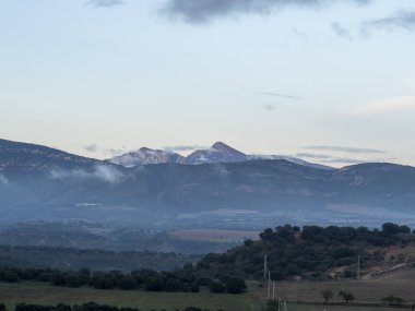 Huesca 'daki Guara Zirvesi' nin dikey bir görüntüsü ve dağlarda bulutlar..