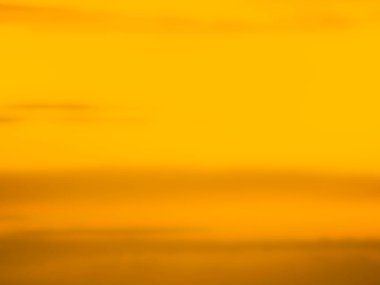 Bir tarla ağacı olan güzel bir manzara.