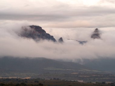 Bulutlu güzel dağ manzarası. Sis ile Huesca 'da salto roldan