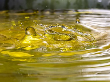 Suda yağ var. Suda yağ.