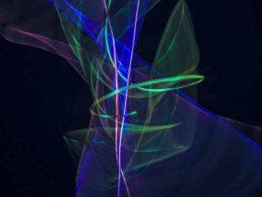Karanlık arka planda renkli ışık izleri. Parlak renklerde dönen soyut ışık yolları. Işık resminin bulanık hareketinin ormanları. Geceleri bulanık ışıklar. Kasıtlı kamera hareketi, ICM sahnesi