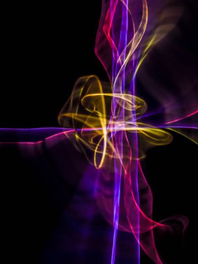 Karanlık arka planda renkli ışık izleri. Parlak renklerde dönen soyut ışık yolları. Işık resminin bulanık hareketinin ormanları. Geceleri bulanık ışıklar. Kasıtlı kamera hareketi, ICM sahnesi