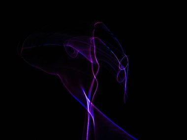 Siyah arkaplanda renkli neon ışık çizgileri. Parlak renklerde dönen soyut ışık yolları. Işık resminin bulanık hareketinin ormanları. Geceleri bulanık ışıklar. Kasıtlı kamera hareketi, ICM sahnesi