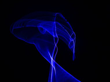 Siyah arkaplanda renkli neon ışık çizgileri. Parlak renklerde dönen soyut ışık yolları. Işık resminin bulanık hareketinin ormanları. Geceleri bulanık ışıklar. Kasıtlı kamera hareketi, ICM sahnesi