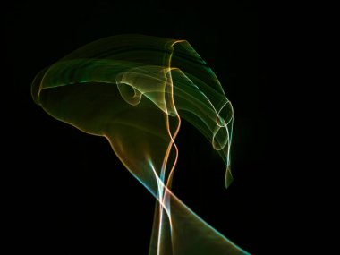 Siyah arkaplanda renkli neon ışık çizgileri. Parlak renklerde dönen soyut ışık yolları. Işık resminin bulanık hareketinin ormanları. Geceleri bulanık ışıklar. Kasıtlı kamera hareketi, ICM sahnesi