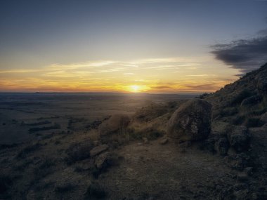 Dağın üstünde güzel bir gün batımı